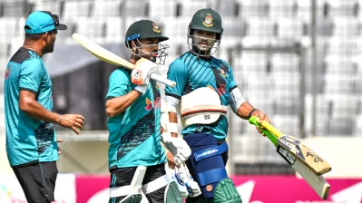 সিমন্স, সালাউদ্দিন, মিরাজ মিলে ১৫ মিনিট আলোচনা করে নেমে পড়েন বিশেষ অনুশীলনে। ছবি: দেশ রূপান্তর