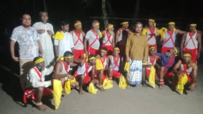 বীররামপুর চরপাড়া যুব সংঘ জারিগানের দলের সদস্যরা। ছবি: দেশ রূপান্তর 