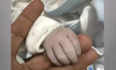 সদ্যোজাত সন্তানের এই ছবিটিই সোশ্যাল মিডিয়ায় পোস্ট করেছেন আমের জামাল।