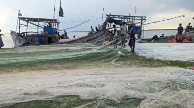 নদীতে নামতে জাল প্রস্তুত করছেন জেলেরা। ছবি: দেশ রূপান্তর