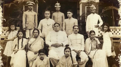 শেরেবাংলা ও তাঁর পরিবার [কায়সার হাউস, ঢাকা, ১৯৪১]। আলোকচিত্র : ডব্লিও এ খান