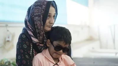 ভোপালের হাসপাতালে মাকে আঁকড়ে ধরে রেখেছে আলজাইন