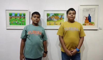 প্রদর্শনীতে অংশ নেওয়া দুই শিক্ষার্থী