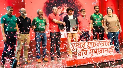হামজা চৌধুরীর সঙ্গে মোবাইল অপারেটর রবির কর্মকর্তারা। ছবি: সংগৃহীত
