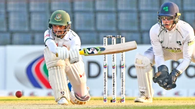 দিন শেষে ১৪তম সেঞ্চুরির অপেক্ষায় মুমিনুল হক। ছবি- দেশ রূপান্ত