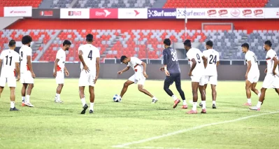 সন্ধ্যায় জাতীয় স্টেডিয়ামে অনুশীলনে ফুটবলাররা। ছবি: বাফুফে