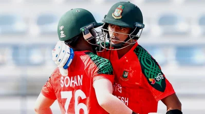১৪ বলে সেঞ্চুরি করা সোহানকে অভিনন্দন জানান অন্য ওপেনার জিশান আলম। ছবি: এসিসি