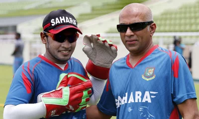 সাবেক কোচ চন্ডিকা হাথুরুসিংহের সঙ্গে মুশফিকুর রহিম।