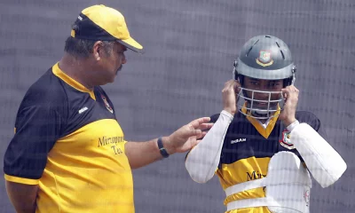 সাবেক কোচ ডেভ হোয়াটমোরের সাথে মুশফিকুর রহিম।