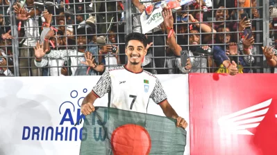 জয়ের পর দেশের পতাকা হাতে দর্শকদের সঙ্গে মোরসালিন। ছবি : মোশারফ হোসেন।