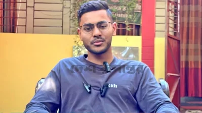 সাংবাদিকদের সঙ্গে কথা বলছিলেন শমিত সোম। ছবি: দেশ রূপান্তর