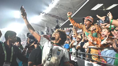 জয়ের পর মাঠে আসা দর্শকদের সঙ্গে সেলফি তোলেন হামজা। ছবি : মোশারফ হোসেন।