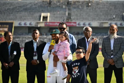 সংক্ষিপ্ত বক্তব্যে মুশফিক বলেন, &lsquo;আল্লাহকে ধন্যবাদ এমন দারুণ একটা সুযোগের জন্য। যারা উপস্থিত আছেন আপনাদের সবাইকেও ধন্যবাদ জানাতে চাই। আমার পরিবারের সব সদস্য, বাবা-মাকে কৃতজ্ঞতা জানাতে চাই। বিশেষত আমার স্ত্রীকে, যে অনেক নির্ঘুম রাত কাটিয়েছে। আমার সতীর্থ, কোচ, বন্ধু ও সব ভক্তদেরও ধন্যবাদ জানাতে চাই। আমি বাংলাদেশ ক্রিকেটের ভবিষ্যতের জন্য শুভকামনা জানাই। আমিও বাংলাদেশ ক্রিকেটের জন্য এক শ ভাগ দেব, যেমনটা সব সময় চেষ্টা করি। আয়ারল্যান্ড ক্রিকেট দলকেও ধন্যবাদ জানাতে চাই এখানে থাকার জন্য।&rsquo;