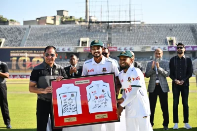 মুশফিকের প্রথম অধিনায়ক হাবিবুল বাশার এবং বর্তমান অধিনায়ক নাজমুল হোসেন শান্ত মিলে তুলে দেন বিশেষ টেস্ট জার্সি।