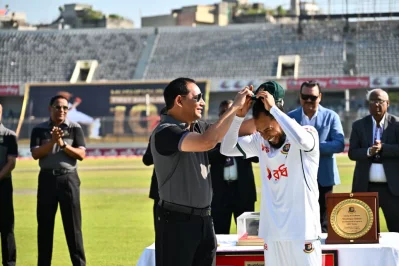 ২০০৫ সালে অভিষেকে মুশফিকুর রহিমকে টেস্ট টুপি দিয়েছিলেন সেই সময়ের অধিনায়ক হাবিবুল বাশার, তিনিই শততম টেস্ট উপলক্ষ্যে এক সময়ের সতীর্থকে বিশেষ টুপি পরিয়ে দিলেন।