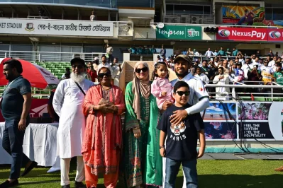 মুশফিকের পরিবারের সদস্যরা উপস্থিত ছিলেন মাঠে। ছিলেন মুশফিকের দীর্ঘদিনের সতীর্থ এবং ব্যক্তিগত জীবনের ভায়রা-ভাই মাহমুদউল্লাহ রিয়াদও।