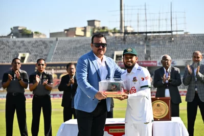 মুশফিকের হাতে ক্যাপ ক্যাসকেট দেন তুলে দেন দেশের এক নম্বর টেস্ট ক্যাপধারী সাবেক অধিনায়ক আকরাম খান।