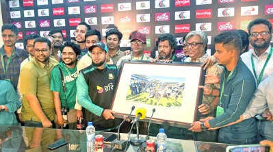 সাংবাদিকরা মুশফিকুর রহিমকে তুলে দেন একটি ফটোফ্রেম