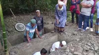 বাবা-ছেলের কবর খনন করছেন স্থানীয়রা। ছবি: দেশ রূপান্তর 