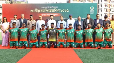 চ্যাম্পিয়ন দলের সঙ্গে ক্রীড়া উপদেষ্টা আসিফ মাহমুদ ও বাফুফে সভাপতি তাবিথ আউয়াল