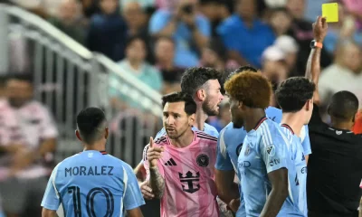 হলুদ কার্ড দেখান রেফারি।
