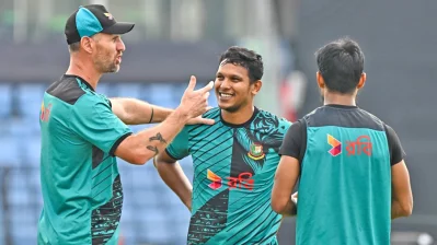 পেসার সঙ্গে শন টেইট। ছবি: দেশ রূপান্তর