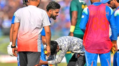 ইনিংসের মাঝ পথেই এক ভক্ত মাঠে ঢুকে কোহলির পা জড়িয়ে ধরেন।