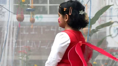 মেলায় একজন খুদে দর্শনার্থী প্রজাপতি দেখছে। ছবি: প্রতিনিধি