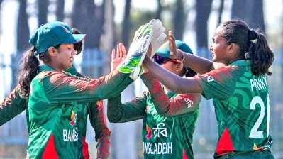 বাংলাদেশের পক্ষে বল হাতে ২টি করে উইকেট নেন হাবিবা ইসলাম পিংকি ও অতশি মজুমদার।