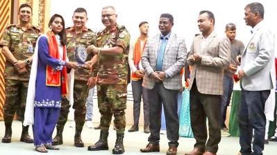 মারুফার হাতে তুলে দেয়া হয় ক্রেস্ট। ছবি: বিকেএসপি