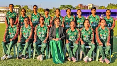 বাংলাদেশ দলের খেলোয়াড়দের সঙ্গে বিসিবি পরিচালক রুবাবা দৌলা। ছবি- বিসিবি