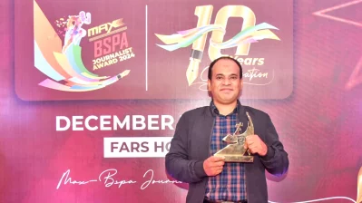 সেরা ছবির ট্রফি হাতে মোশারফ ভুবন