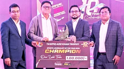 সেরা রিপোর্টারের পুরস্কার রিফাত মাসুদের হাতে তুলে দেন ম্যাক্স গ্রুপের চেয়ারম্যান ও বাংলাদেশ সাঁতার ফেডারেশনের সিনিয়র সহ-সভাপতি ইঞ্জিনিয়ার গোলাম মোহাম্মদ আলমগীর