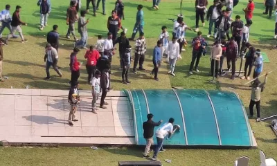 ক্ষুব্ধ দর্শকরা একপর্যায়ে স্টেডিয়ামে ভাঙচুর চালায়।