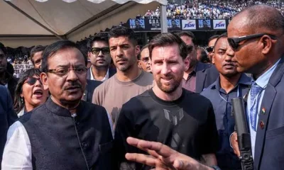 সল্টলেক স্টেডিয়ামে মেসিকে ঘিরে রাখেন ক্রীড়ামন্ত্রী অরূপ বিশ্বাস।