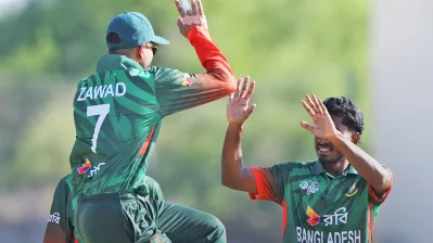 সাদ ইসলাম রাজনের উইকেট উদযাপন করছেন জাওয়াদ আবরার। ছবি: এসিসি