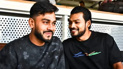 মিরপর শেরে বাংলা স্টেডিয়ামের প্রেস বক্সে মেহেদী হাসান মিরাজ ও নাজমুল হোসেন শান্ত। ছবি: দেশ রূপান্তর
