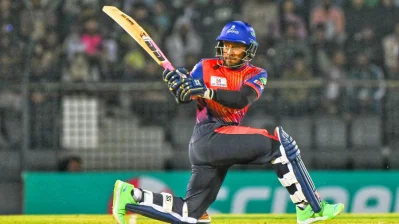 বাইন্ডারি মেরে নিজের ফিফটি আর দলের জয় নিশ্চিত করেন মুশফিক। ছবি: মোশারফ ভুবন