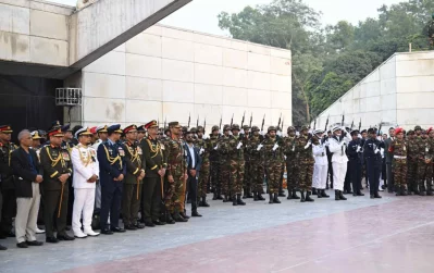 দাফনের পর বেগম খালেদা জিয়াকে গার্ড অব অনার দেওয়া হয়