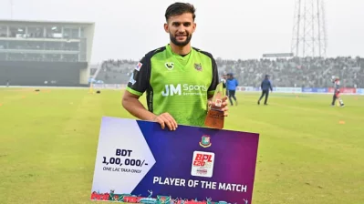 আগের রাতে সিলেটে এসে প্রথম ম্যাচেই হয়ে গেলেন ম্যাচসেরা। ছবি: মোশারফ ভুবন