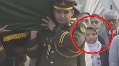 খালেদা জিয়ার কফিনের সঙ্গে হাঁটছেন ফাতেমা। ছবি: ভিডিও থেকে