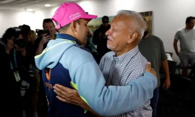 অবসর ঘোষণার পর সংবাদ সম্মেলনস্থলে বাবা তারিক খাজার সঙ্গে আলিঙ্গন করছেন উসমান খাজা।
