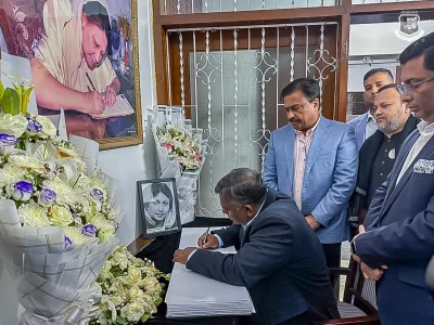 প্রয়াত খালেদা জিয়ার জন্য রাখা শোক বইতে সাক্ষর করেন বিসিবি সভাপতি আমিনুল ইসলাম বুলবুল। ছবি- বিসিবি