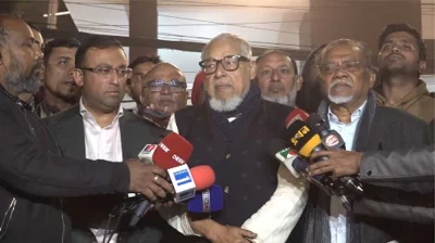 ব্রিফিং করছেন নজরুল ইসলাম খান