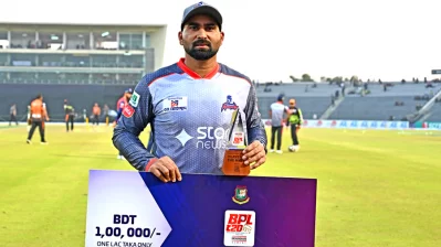 ম্যাচসেরার পুরস্কার হাতে মোহাম্মদ ওয়াসিম। ছবি: দেশ রূপান্তর