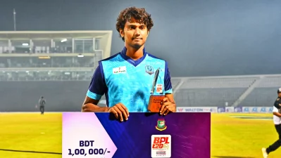 ৪ উইকেট নিয়ে ম্যাচসেরা হাসান মাহমদু। ছবি - দেশ রূপান্তর 