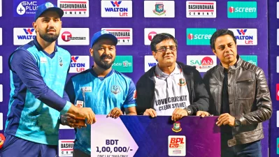 অভিষেকেই ম্যাচ সেরা ইসাখিলেকে পুরস্কৃত করছেন নোয়াখালীর ব্র্যান্ড অ্যাম্বাসেডর অভিনেতা পলাশ