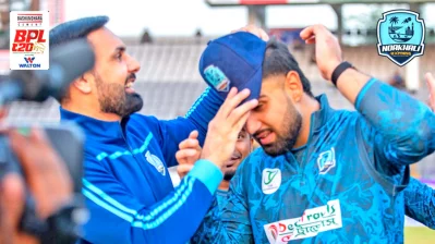 ছেলেকে ক্যাপ পড়িয়ে দেন বাবা