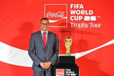 বিশ্বকাপ ট্রফির সাথে গিলবার্তো সিলভা