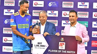 ম্যাচসেরার পুরস্কার নিচ্ছেন শরিফুল ইসলাম